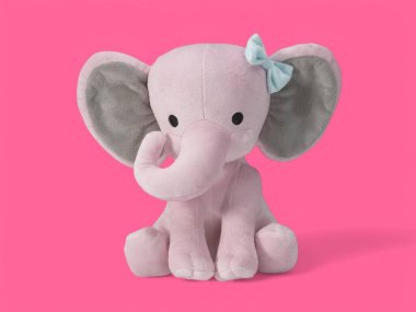 Pembe arka planda oturan sevimli bebek fil oyuncağı.