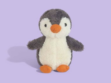 Tatlı küçük penguen yumuşak oyuncağı sessizce duruyor.