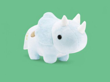 Küçük sevimli triceratops doldurulmuş peluş oyuncak.