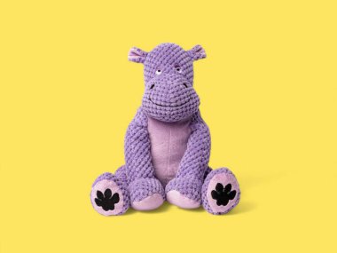 Sarı Arkaplanda Şirin Sarkık Su Aygırı Oyuncakları