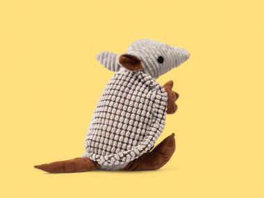 Pırıl pırıl Armadillo Köpek Yumuşak Oyuncak Sarı Arkaplanda
