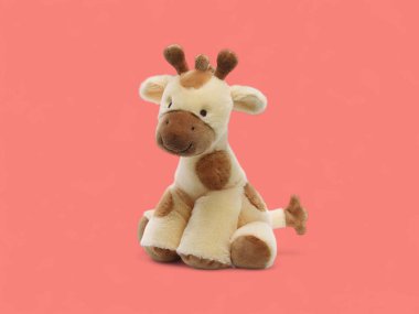 Oyuncak hayvanlarla oynamak için komik, sevimli zürafa.