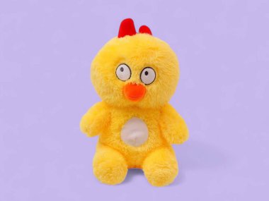 Arka planda oturan sevimli ördek yavrusu.