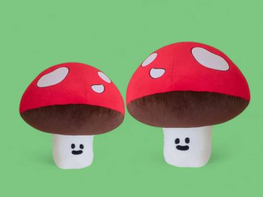 Kırmızı, şirin, çok yumuşak mantar oyuncağı.