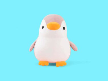 Mavi arka planda duran pembe oyuncak penguen.