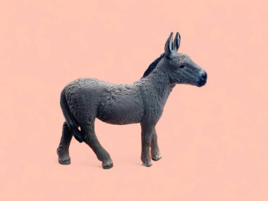 Eşek plastik oyuncak pembe arka planda izole