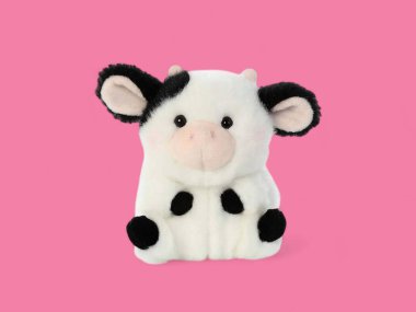 Şirin, yumuşak, siyah beyaz inek oyuncağı.