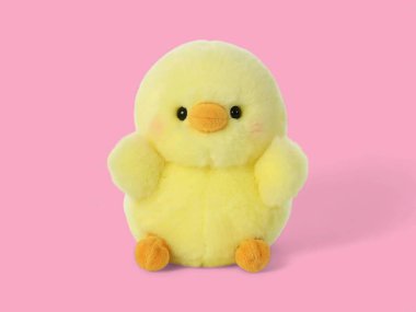 Pembe arka planda izole edilmiş sarı sevimli tavuk.