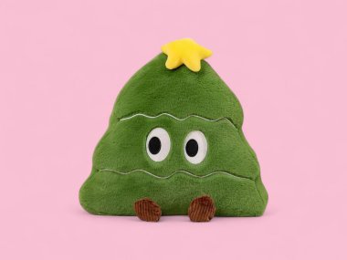 Yeşil Noel ağacı pembe arka planda peluş oyuncak