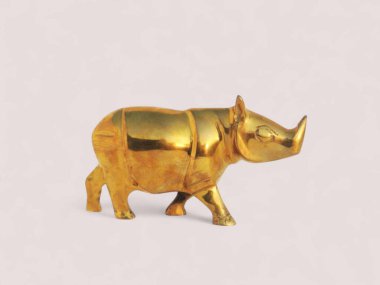 Ev dekorasyonu için altın gergedan heykeli.