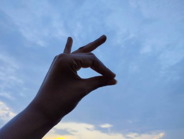 Tamam El Hareketi Silueti Huzurlu bir Sabah Gökyüzüne Karşı