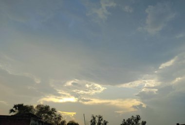 Akşam Bulutlarının Arkasında Altın Parıltı