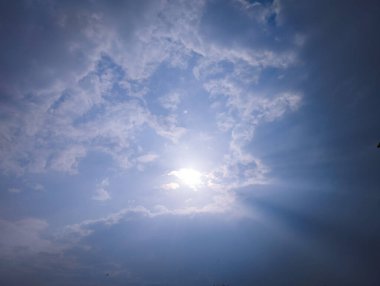 Güneş Işığı Dramatik Bulutlu Gökyüzü Işıl ışıl Sabah Sahnesi