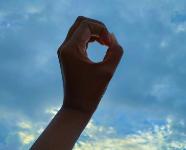 Mavi Gökyüzüne karşı El Yapımı Çemberi