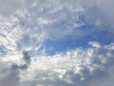 Dağıtılmış Beyaz ve Gri Bulutlu Parlak Mavi Gökyüzü