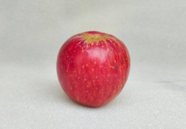 Beyaz Arkaplanda Tatlı Kırmızı Elma