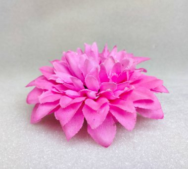 Beyaz Arkaplanda Parlak Pembe Yapay Çiçek