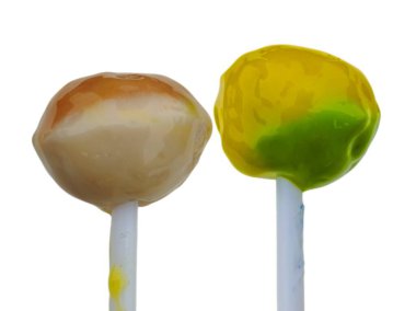 Beyaz Arkaplanda Ayrı Kalan Çubuklarda İki Renkli Lolipopun Yakın Çekimi