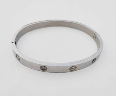 Vida Motifli ve Mücevher Aksanlı Zarif Gümüş Bilezik