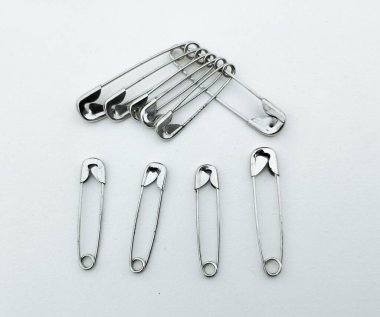 Beyaz Arkaplanda Metalik Gümüş Güvenlik Tuşları