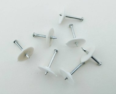 Beyaz Arkaplanda Beyaz Plastik Yıkamalı Çelik Çiviler