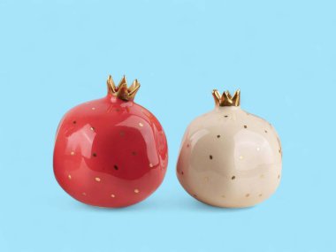 Bir çift dekoratif seramik nar Kırmızı ve Beyaz ve Altın Taç