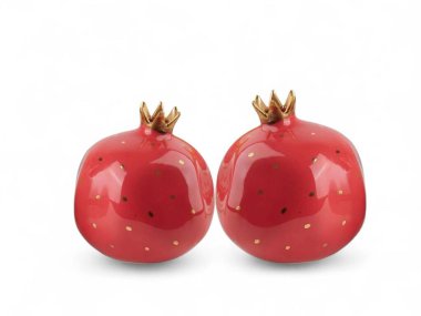 Beyaz arkaplanda izole edilmiş bir çift dekoratif kırmızı seramik nar.