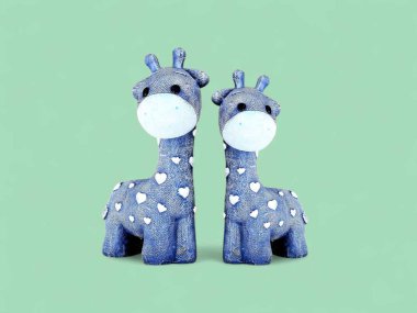 Bir çift Şirin Mavi Zürafa Kalp Yazdırma Tasarımlı Yumuşak Oyuncaklar