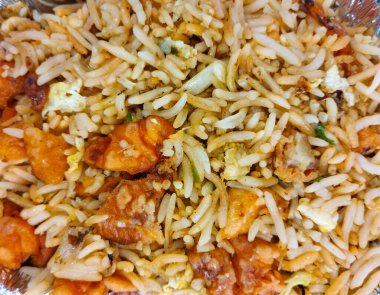 Tavuklu ve sebzeli yakın plan pilav.