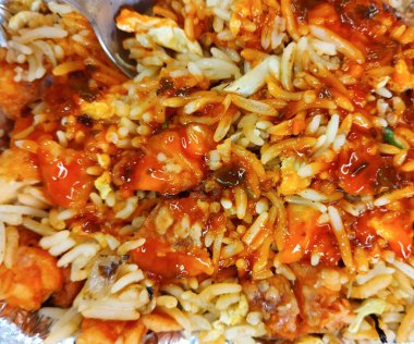 Tavuk ve soslu Hint Baharatlı Kızarmış Pirinç