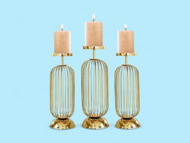 Dekoratif Mumlarla Üç Zarif Altın Metal Mum Tutacağı