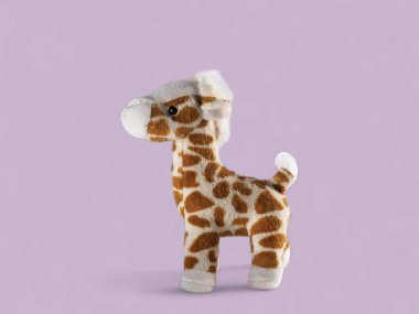 Lavanta Arkaplanda Sevimli Doldurulmuş Zürafa Oyuncağı