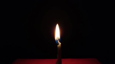 Siyah arkaplanda yanan mum yakın plan