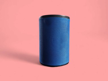 Pembe Arkaplanda Modern Mavi Taşınabilir Hoparlör