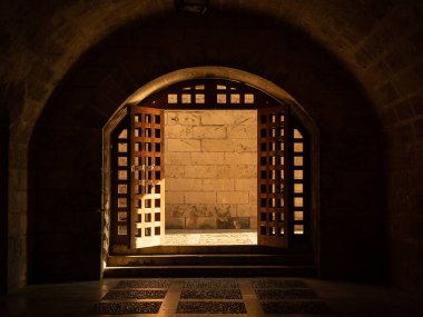 BarcelonaT 'da bir yeraltı geçidinin kapısı.