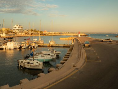 Gün batımında liman, demirli tekneler