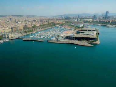 Güneşli bir günde Barcelona şehrinin en üst manzarası ve gemilerin ve teknelerin demirlediği liman