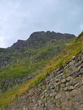 Bulutlu bir yaz gününde Transfagarasan Yolu 'ndan görülen Fagaras Dağı zirvesi. Sibiu, Romanya