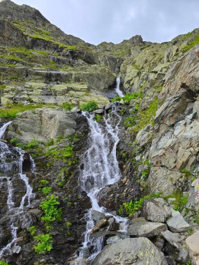 Cascada Capra (Capra Waterfall) bir yaz günü Transfagarasan Yolu 'ndan görüldü. Sibiu, Romanya