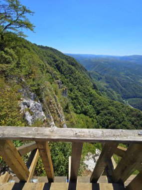 Güneşli bir yaz gününde Bedeleu Dağı - La Balcon 'dan panoramik 360 manzara. Salciua, Alba, Romanya