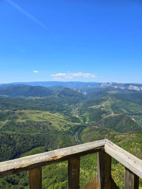 Güneşli bir yaz gününde Bedeleu Dağı - La Balcon 'dan panoramik 360 manzara. Salciua, Alba, Romanya