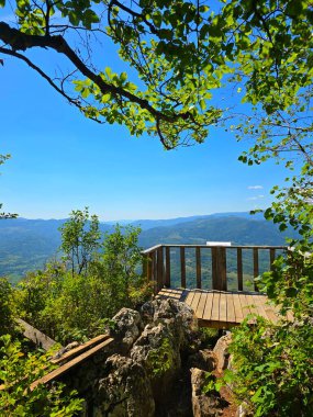Platoul Bedeleu - La Balcon. Güneşli bir yaz gününde, Bedeleu Dağı 'nın tepesindeki tahta balkondan Aries Vadisi' nin etrafını çevreleyen parlak yeşil ağaçlar ve yosun kayaları harika görünüyor. Salciua, Alba, Romanya