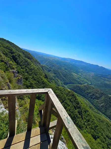 Güneşli bir yaz gününde Bedeleu Dağı - La Balcon 'dan panoramik 360 manzara. Salciua, Alba, Romanya