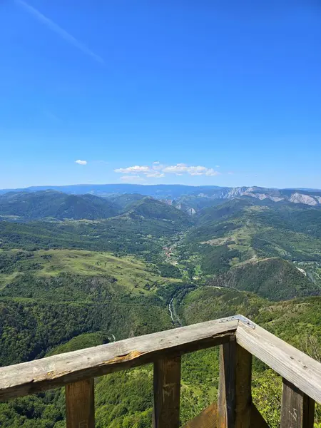Güneşli bir yaz gününde Bedeleu Dağı - La Balcon 'dan panoramik 360 manzara. Salciua, Alba, Romanya
