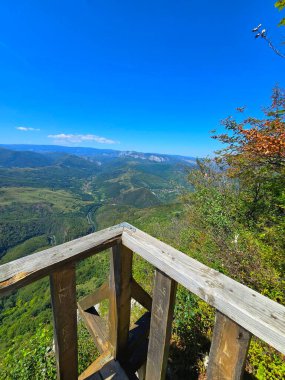 La Balcon - Bedeleu Dağı 'nın tepesindeki ahşap balkon inşaatında duruyor, açık bir yaz gününde dağları ve Aries Vadisi' ni seyrediyor. Salciua, Alba, Romanya