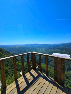 La Balcon - Karpatlar 'ın Muntii Trascau kentindeki Bedeleu Dağı' nın tepesinde, güneşli bir yaz gününde, Aries Vadisi 'ne, dağlara ve tepelere bakan ahşap bir balkon inşaatı. Salciua, Alba, Romanya