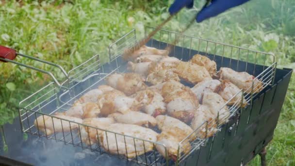 外のグリルで鶏の肉を揚げた 揚げ物は炭火焼で揚げて燻製にする おいしい鶏の肉とグリルが判明しました ピクニックやキャンプストリートフードのコンセプト — ストック動画
