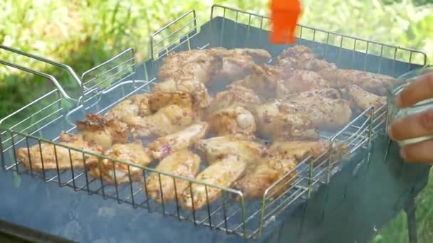 Смажене Куряче Ясо Змащують Кистю Приготування Їжі Смажене Куряче Ясо — стокове відео