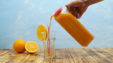 Detoks için bir bardak taze portakal suyu. Taze detoks portakal suyunu tazelemek için bardağa dolduran adam. Taze detoks portakal suyu, C vitaminini arttırır..