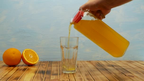 Стакан Свіжого Апельсинового Соку Подається Детоксикаційного Напою Чоловік Наливає Свіжий — стокове відео